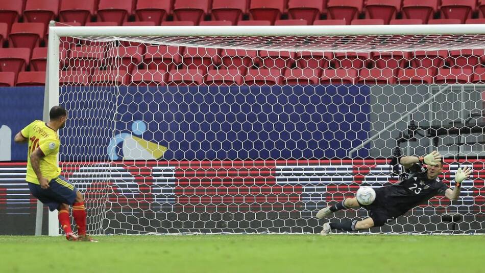 Dibu Martínez contra Colombia. Foto: NA