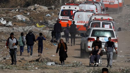 Durante la tregua: ambulancias se dirige hacia el norte de Gaza _Reuters