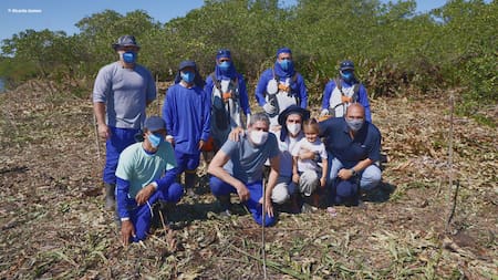 Equipo OceanPact en la reforestación de manglares. Foto: OceanPact.