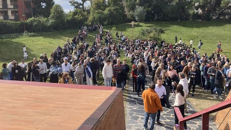 Mucha concurrencia en España para votar. Foto: @ARGenesp