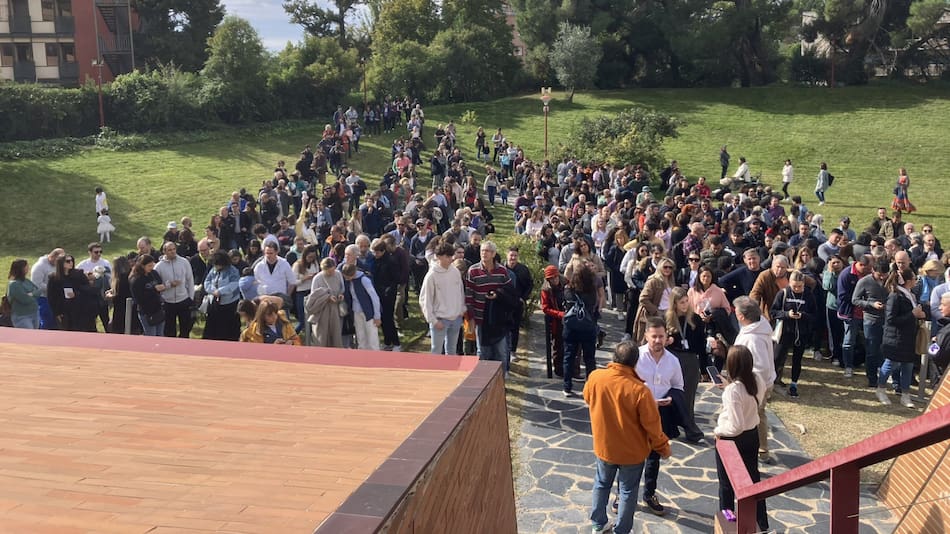 Mucha concurrencia en España para votar. Foto: @ARGenesp