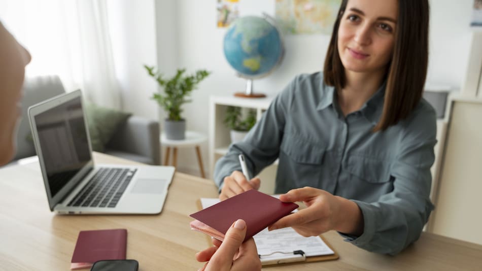 Visa de trabajo. Foto: Freepik.
