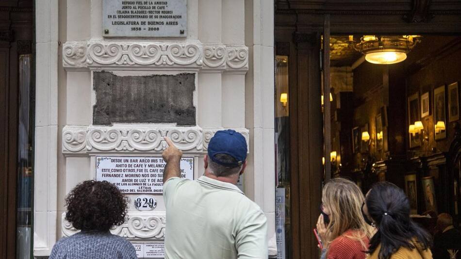 Robaron la placa insignia del histórico Café Tortoni, NA