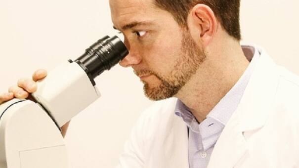 La historia de Sánchez Ordóñez: el químico que diseñó nanorrobots para curar el cáncer