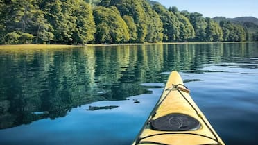 Rodeada de montañas y lagos espejo: el pueblo patagónico de 1.500 habitantes que esconde un bosque milenario