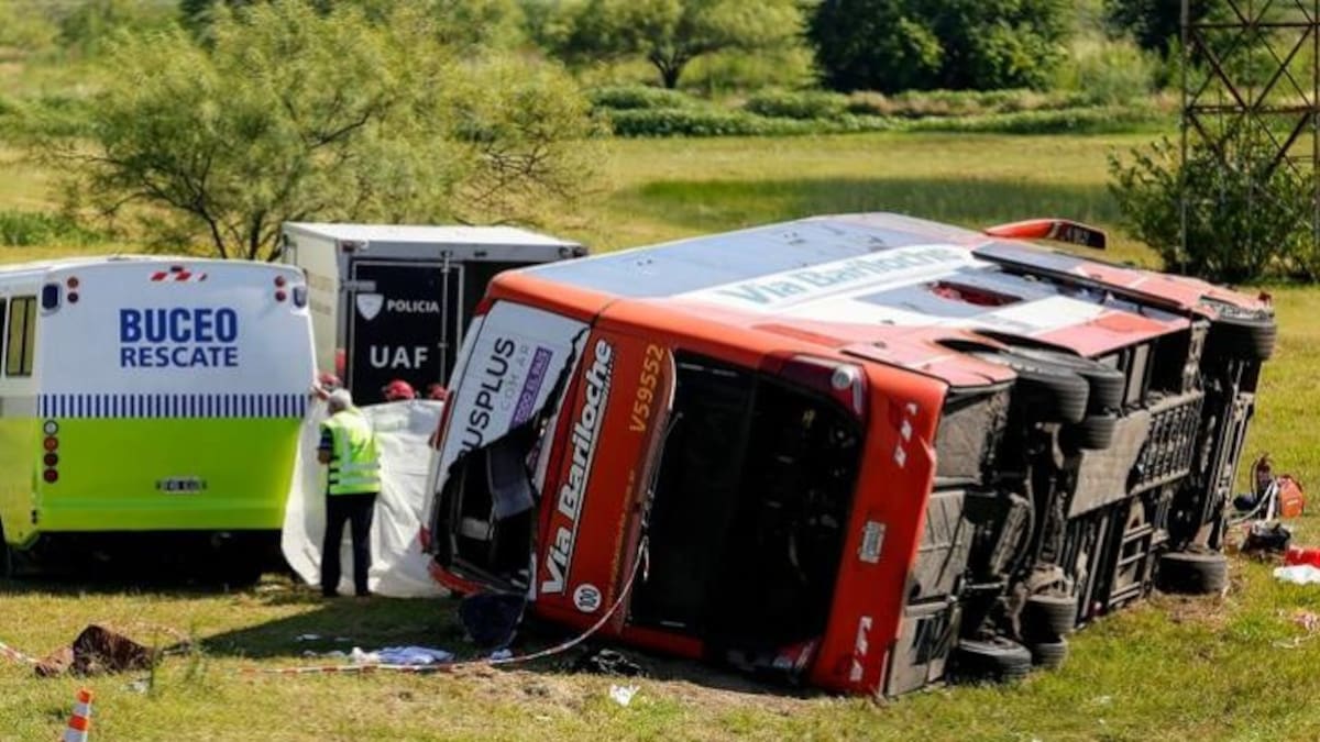 Tragedia en ruta 2, vuelco de micro