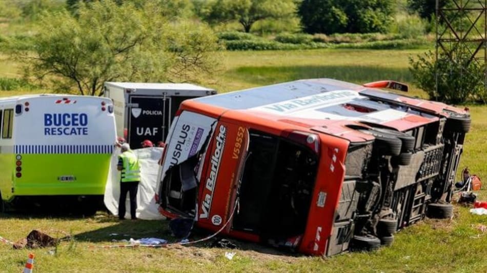 Tragedia en ruta 2, vuelco de micro