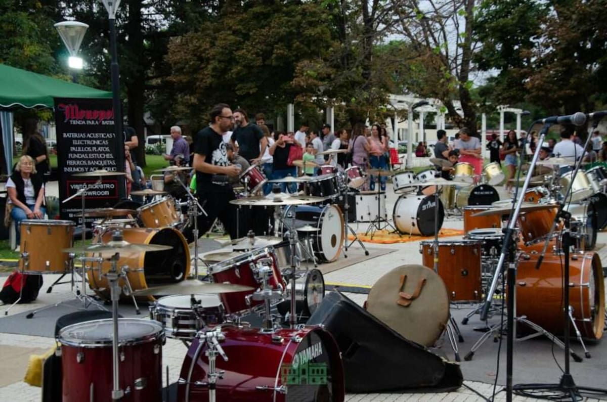 Cientos de músicos participarán del encuentro “Baterías a la Plaza” en el Parque Arroyo Vega, donde interpretarán clásicos del rock en forma sincronizada y con entrada gratuita.