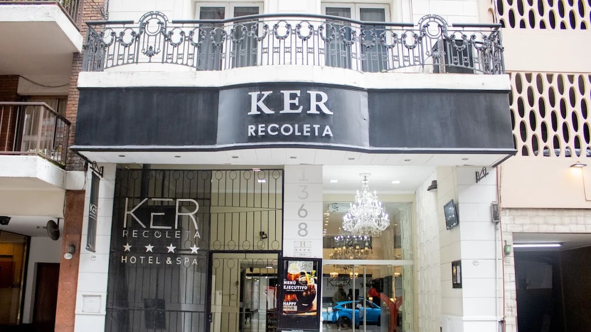Encontraron muertos a una mujer de 41 años y a su hijo de 7 en un hotel de Recoleta.