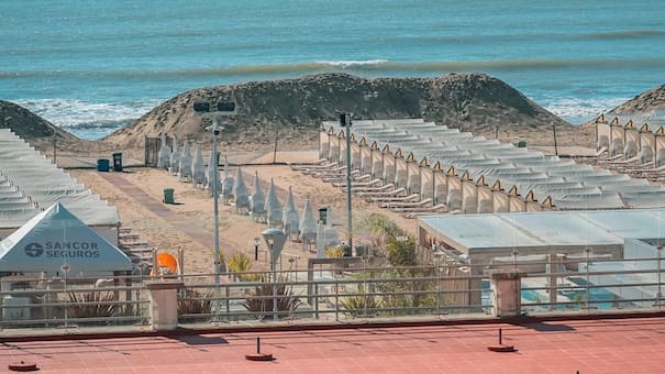 En Mar del Plata crecen los reclamos por la “privatización” de las playas públicas: mucha carpa y poco espacio