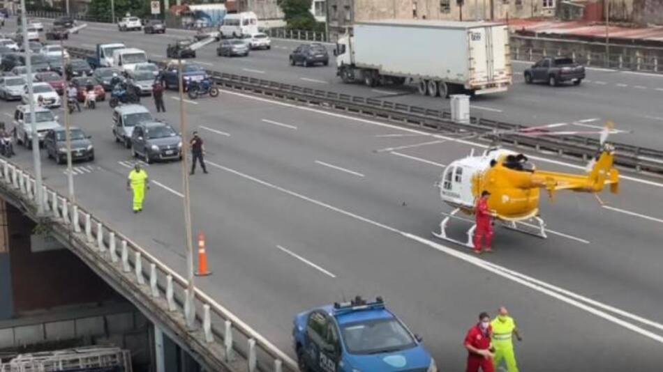 Un helicóptero del SAME aterrizó en la Autopista 25