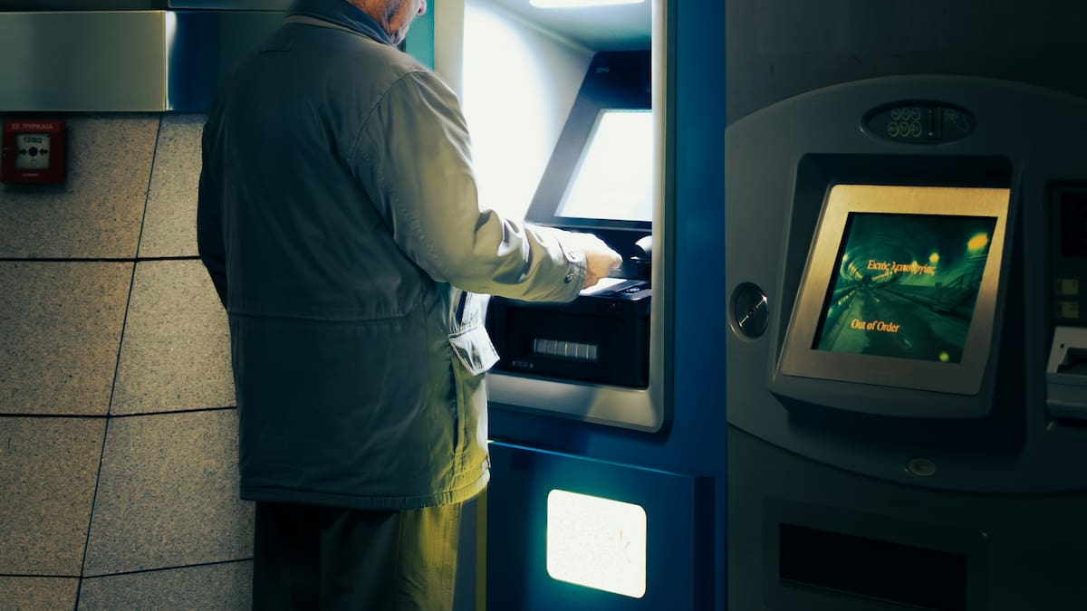 Atención en el cajero automático: el botón clave que pocos usan y ayuda a prevenir robos.