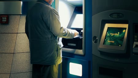 Casi nadie lo usa: el botón del cajero automático que tenés que apretar para proteger tu dinero de estafas