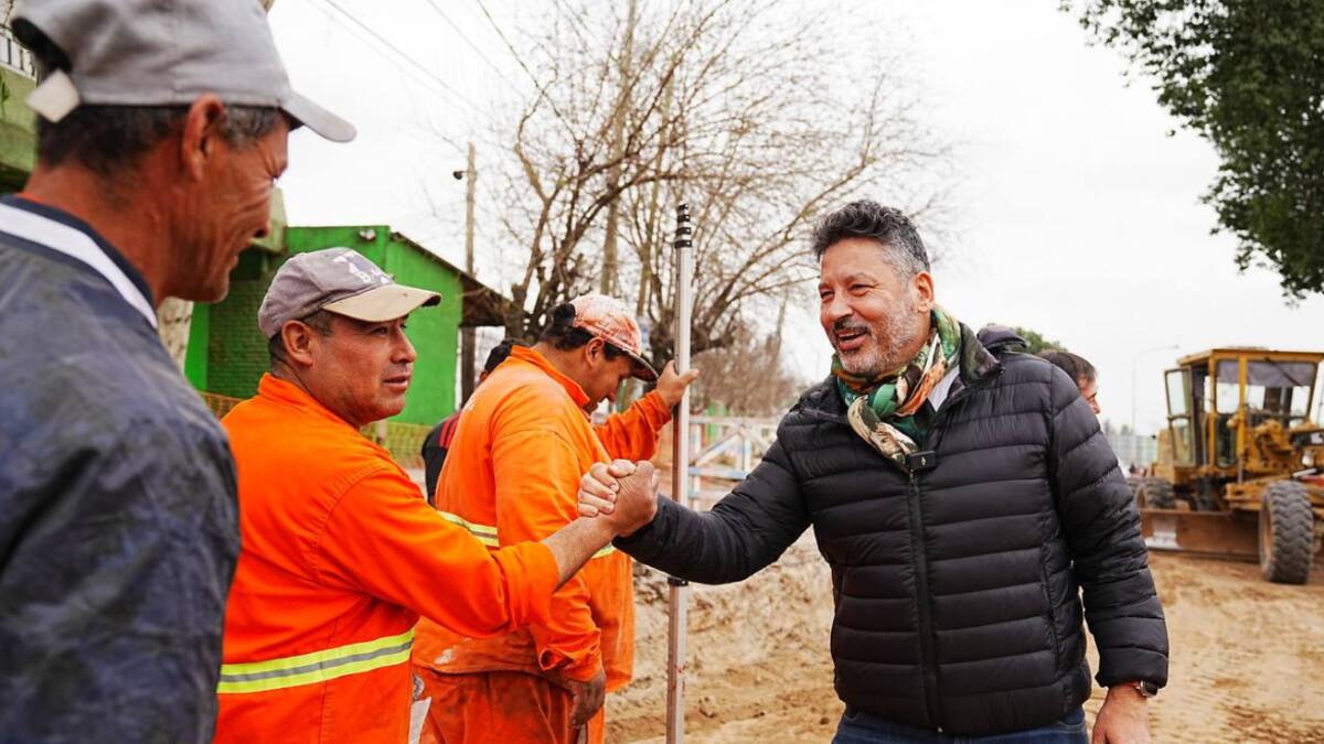 Gustavo Menéndez celebró el inicio de la pavimentación en el km 34 y 1/2 de la Ruta 40. Foto: Twitter.