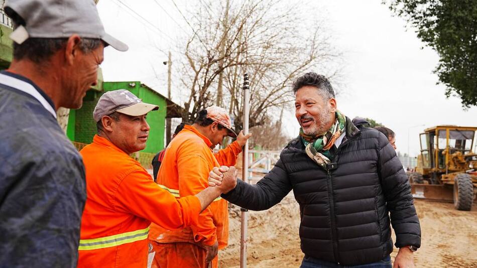 Gustavo Menéndez celebró el inicio de la pavimentación en el km 34 y 1/2 de la Ruta 40. Foto: Twitter.