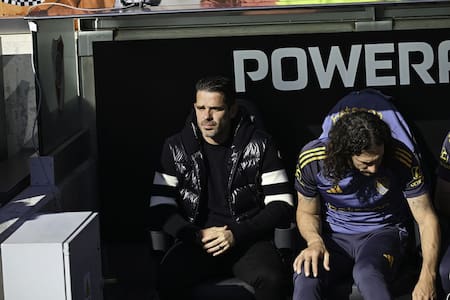 Fernando Gago junto a su ayudante Fabricio Coloccini. Foto: NA (Juan Foglia)