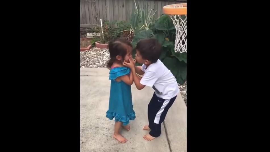 Hermanos emocionan las redes