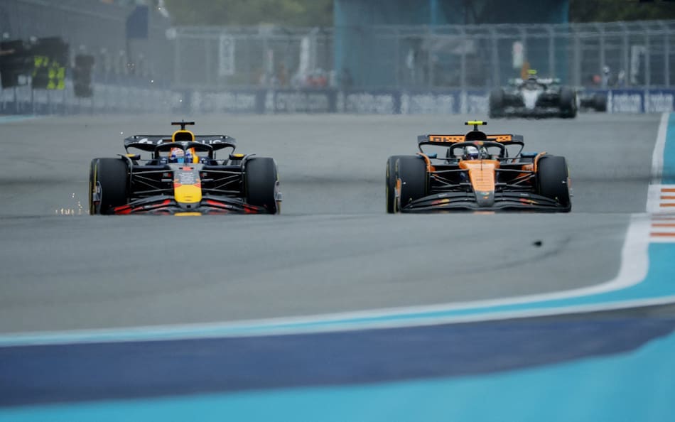 Max Verstappen y Lando Norris, cabeza a cabeza, en el GP de Miami 2025. Foto: Reuters (Brian Snyder)
