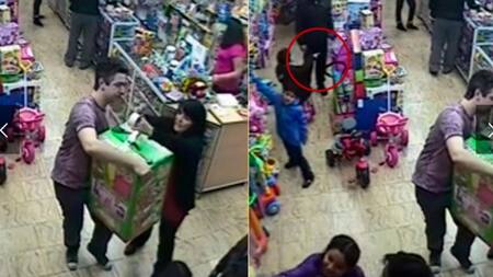 Padre le enseña a su hija a robar en juguetería