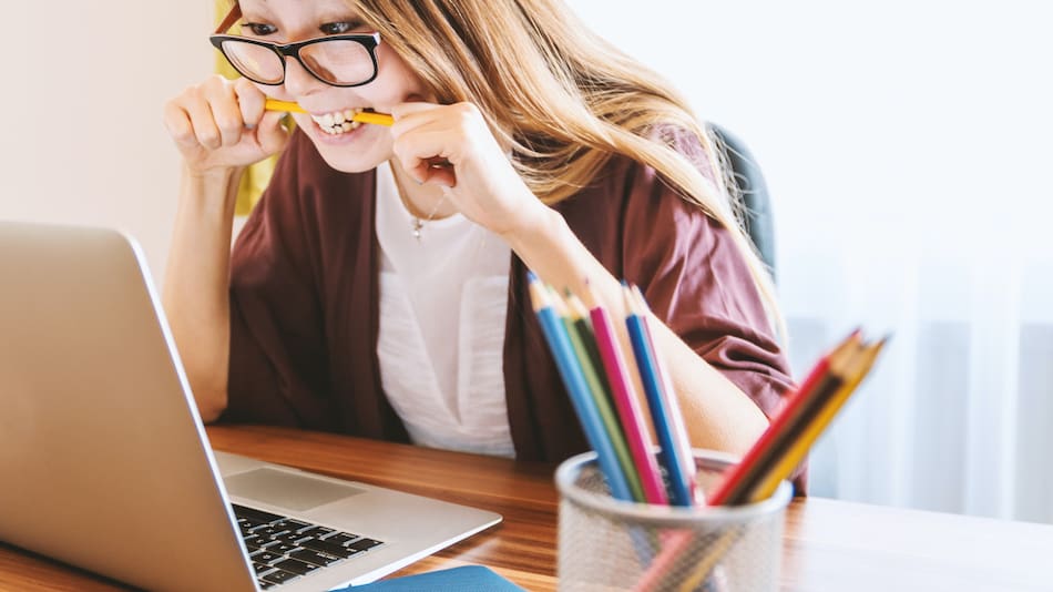 ¿Qué es mejor, resumir a mano o a través de una computadora?. Foto: Unsplash
