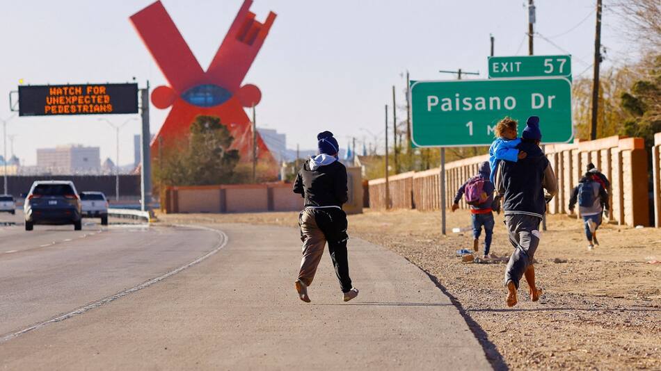 Inmigrantes en la frontera entre Estados Unidos y México. Foto: Reuters/José Luis González.