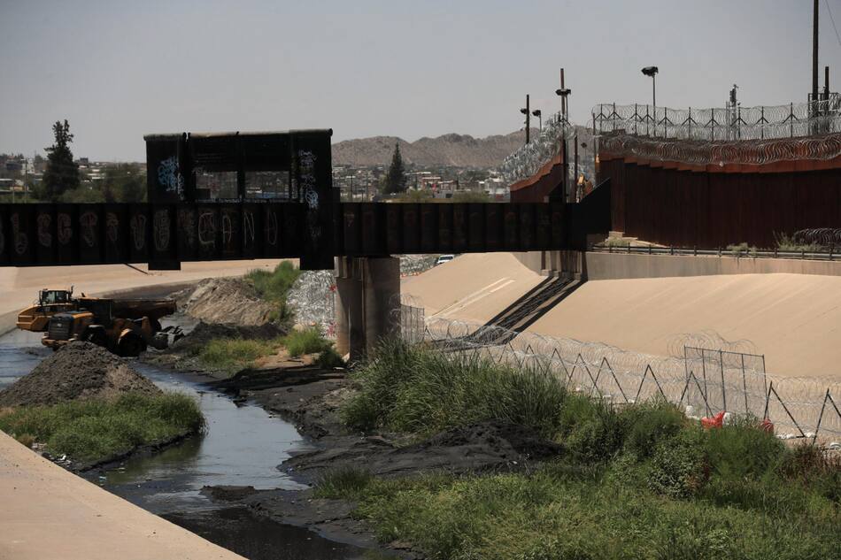 Limpian el río. Foto: EFE.