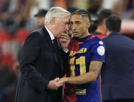 Carlo Ancelotti junto al brasileño Raphinha. Foto: Reuters (Borja Suárez)
