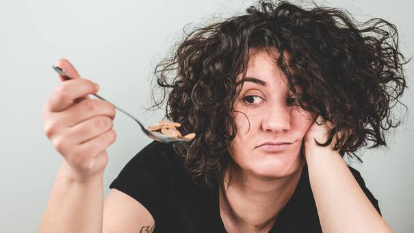 ¿Antojos nocturnos?: los 3 alimentos que los especialistas recomiendan para no subir de peso