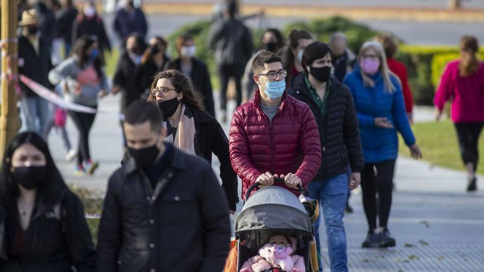 Personas paseando por Coronavirus
