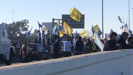 Protesta de choferes en Acceso Oeste