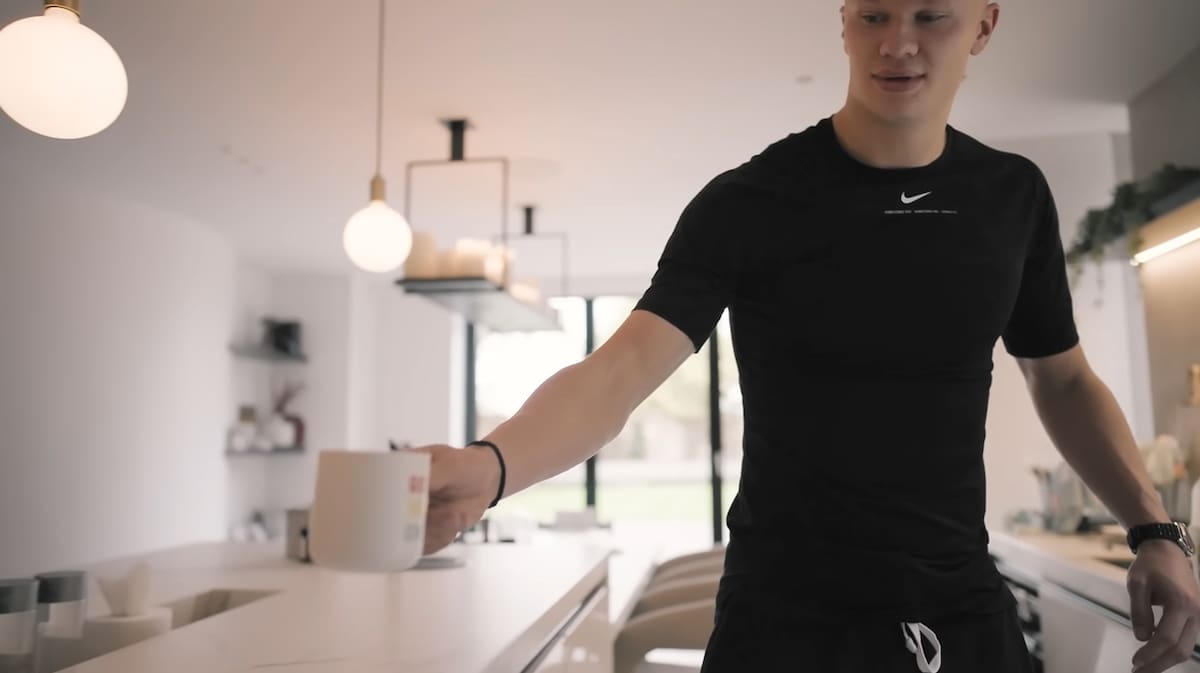 Erling Haaland en la cocina de su casa.