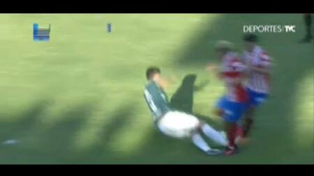 La patada con la que el jugador hondureño lesionó a dos jugadores del equipo contrario. Foto: Twitter
