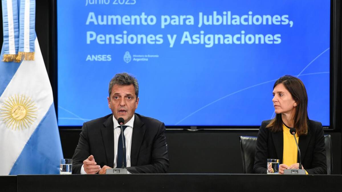 Anuncio de aumento de jubilaciones de Sergio Massa y Fernanda Raverta. Foto: NA.