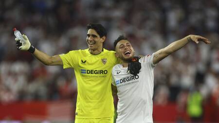 Yassine Bounou con Lucas Ocampos, campeones de la Europa League. Foto: NA.