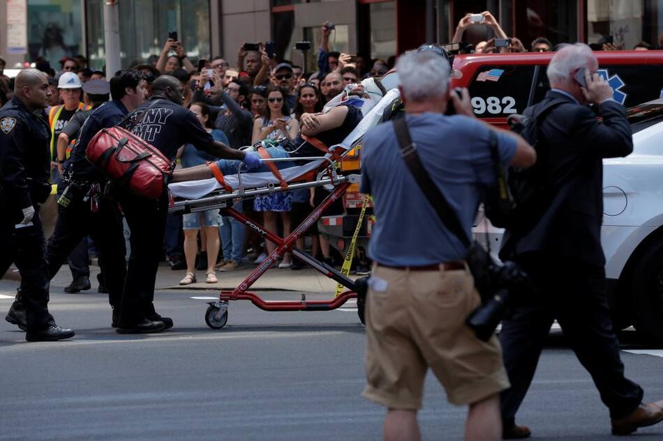 Coche atropella peatones en Times Square de Nueva York - Reuters