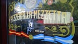 Porciones grandes en un clásico porteño: cuánto cuesta una pizza de muzzarella en La Mezzetta en noviembre de 2025