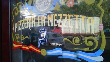 Porciones grandes en un clásico porteño: cuánto cuesta una pizza de muzzarella en La Mezzetta en noviembre de 2025