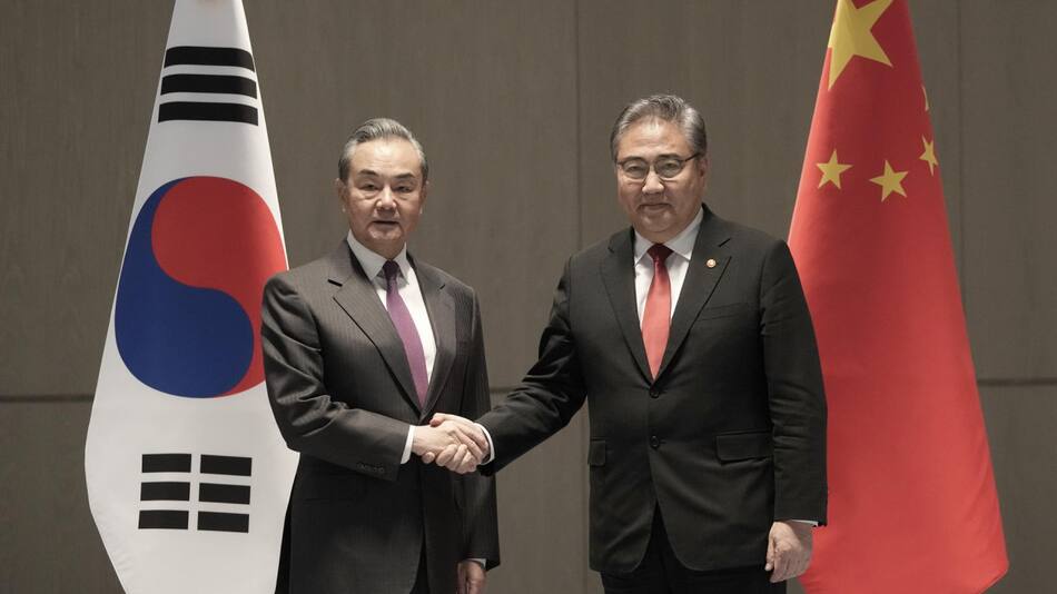 El ministro de Asuntos Exteriores surcoreano, Park Jin estrecha la mano de su homólogo chino, Wang Yi. EFE