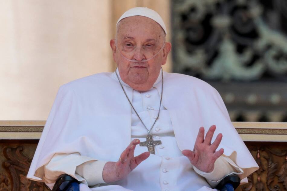 El papa Francisco reapareció ante los fieles en la plaza de San Pedro durante su convalecencia (REUTERS/Remo Casilli)