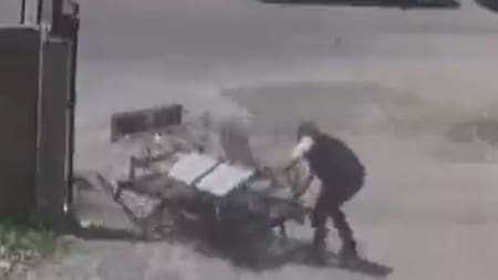 Un cuidador se robó una cama ortopédica de un hospital de La Plata. Foto: captura de video.