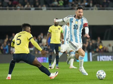 Lionel Messi vs. Ecuador. Foto: NA.