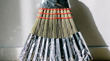 Viral, infalible y económico: para qué sirve envolver de papel aluminio la escoba