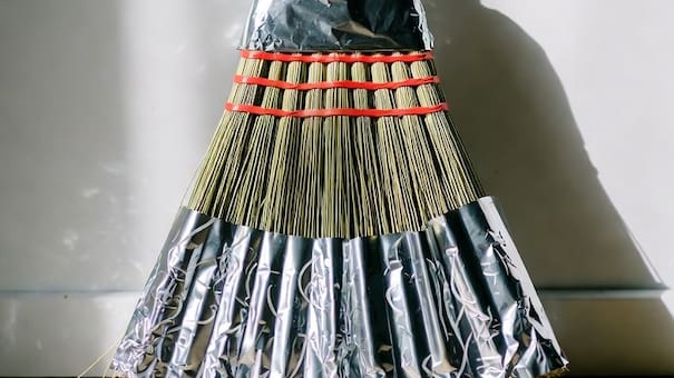 Viral, infalible y económico: para qué sirve envolver de papel aluminio la escoba