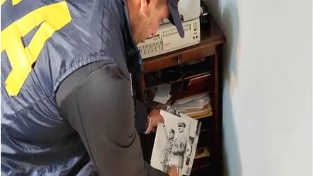 Encontraron objetos con simbología nazi en un departamento usado para la explotación sexual. Foto: Policía Federal Argentina (PFA)