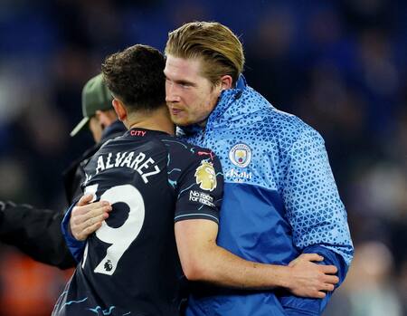 Julián Álvarez y Kevin De Bruyne. Foto: Reuters