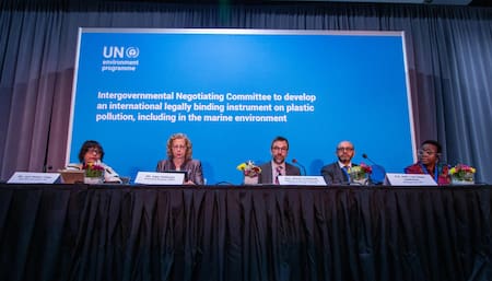 Fin de las negociaciones en Ottawa para un tratado sobre plásticos. Foto: EFE