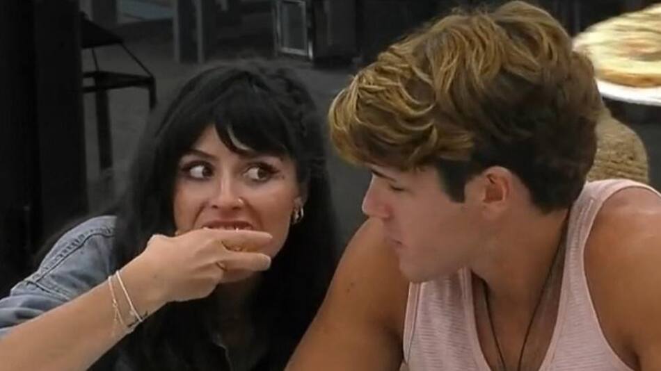 Marcos y su hermana comiendo las pizzas de Romina. Foto: captura.