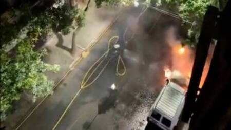 Nuevo ataque de quemacoches: incendiaron ocho autos y una moto en Balvanera