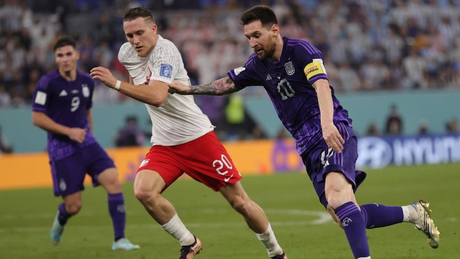 Piotr Zielinski y Lionel Messi en el Argentina - Polonia del Mundial de Qatar. Foto: EFE.