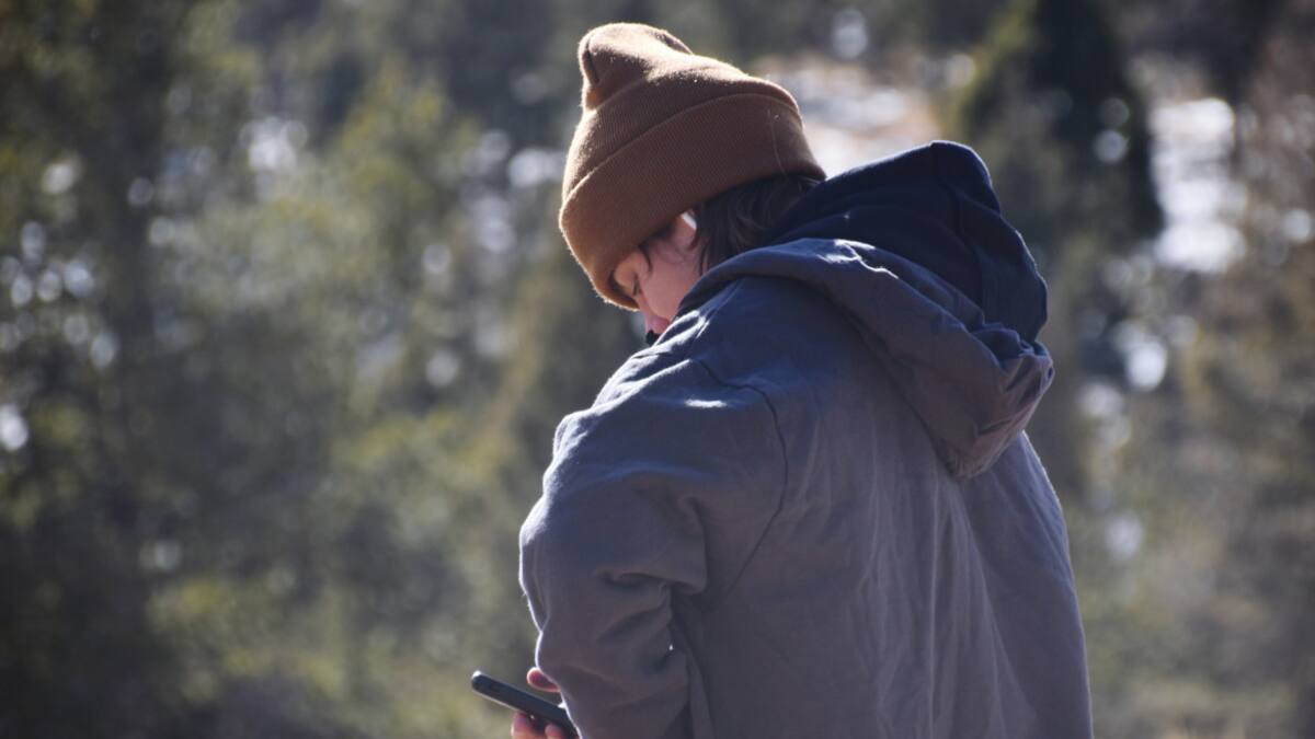 Niño con celular. Foto: Unsplash.